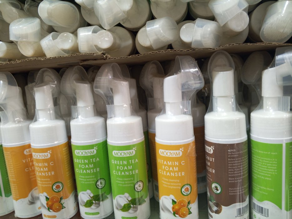 MÔOYAM Green Tea Foam Cleanser with Integrated Brush (160ml)