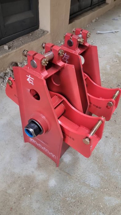 Heavy-Duty Red Industrial Machinery Component with Chinese Marking 