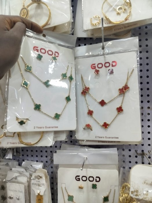 GOOD Gold-Tone Red Four-Leaf Clover Jewelry Set (Necklace, Earrings, Ring)