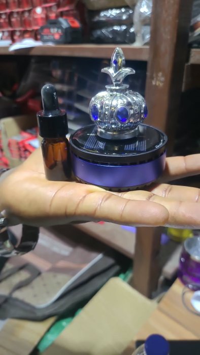 Solar-Powered Crown Car Aroma Diffuser with Blue Gems