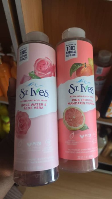 St. Ives Exfoliating Body Wash - Pink Lemon & Mandarin Orange - 22 US FL OZ / 650 mL