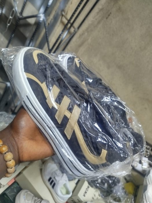 Men's Navy and Tan Low-Top Skate Sneakers
